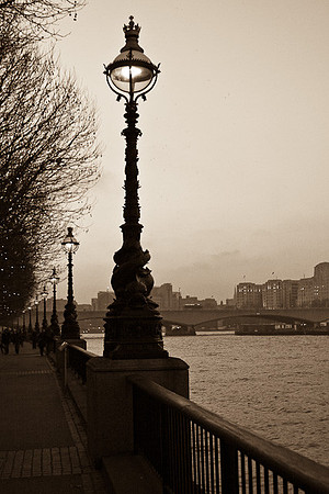 SOUTH BANK PROMENADE